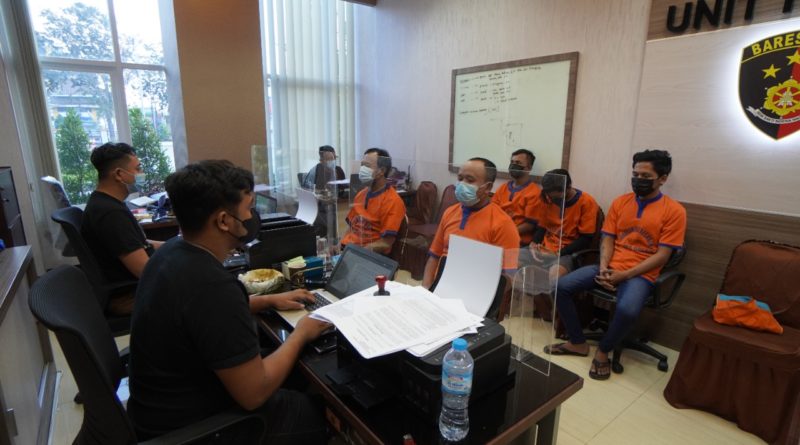 Para tersangka premanisme di intrograsi di Polres Gresik