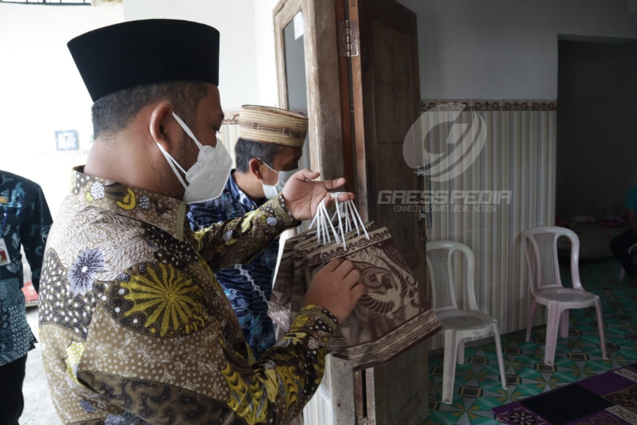 Bupati Gresik Gus Yani Membagikan Paket Bantuan Obat dan Multi Vitamin