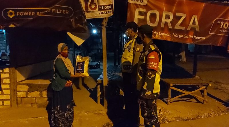 Gaeruh Dalu, Polisi di Gresik Salurkan Bantuan Sembako Untuk Warga Terdampak Covid-19