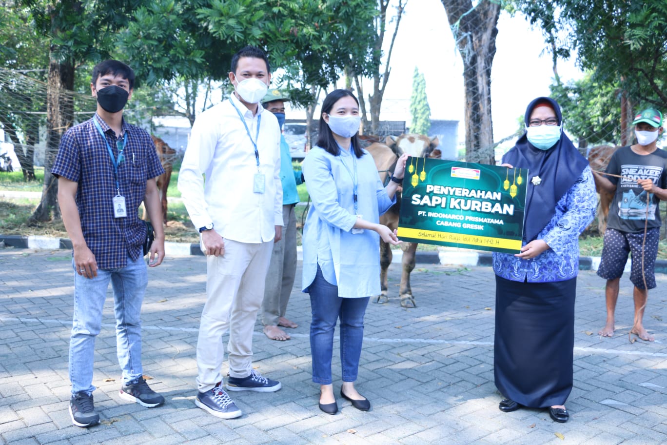 Wabup Gresik Bu Min Terima dan Serahkan Ternak Qurban Dari Beberapa Perusahaan