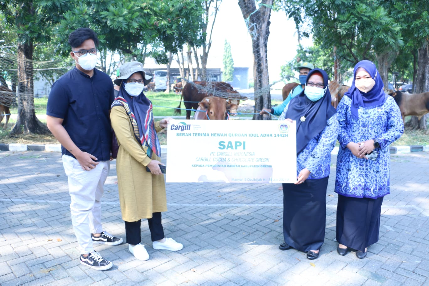 Wabup Gresik Bu Min Terima dan Serahkan Ternak Qurban Dari Beberapa Perusahaan