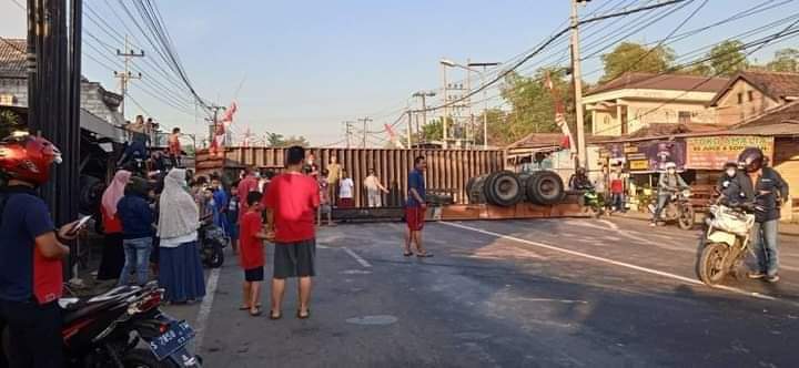 Tabrak 2 Kendaraan dan 2 Rumah, Truk Trailer Terguling