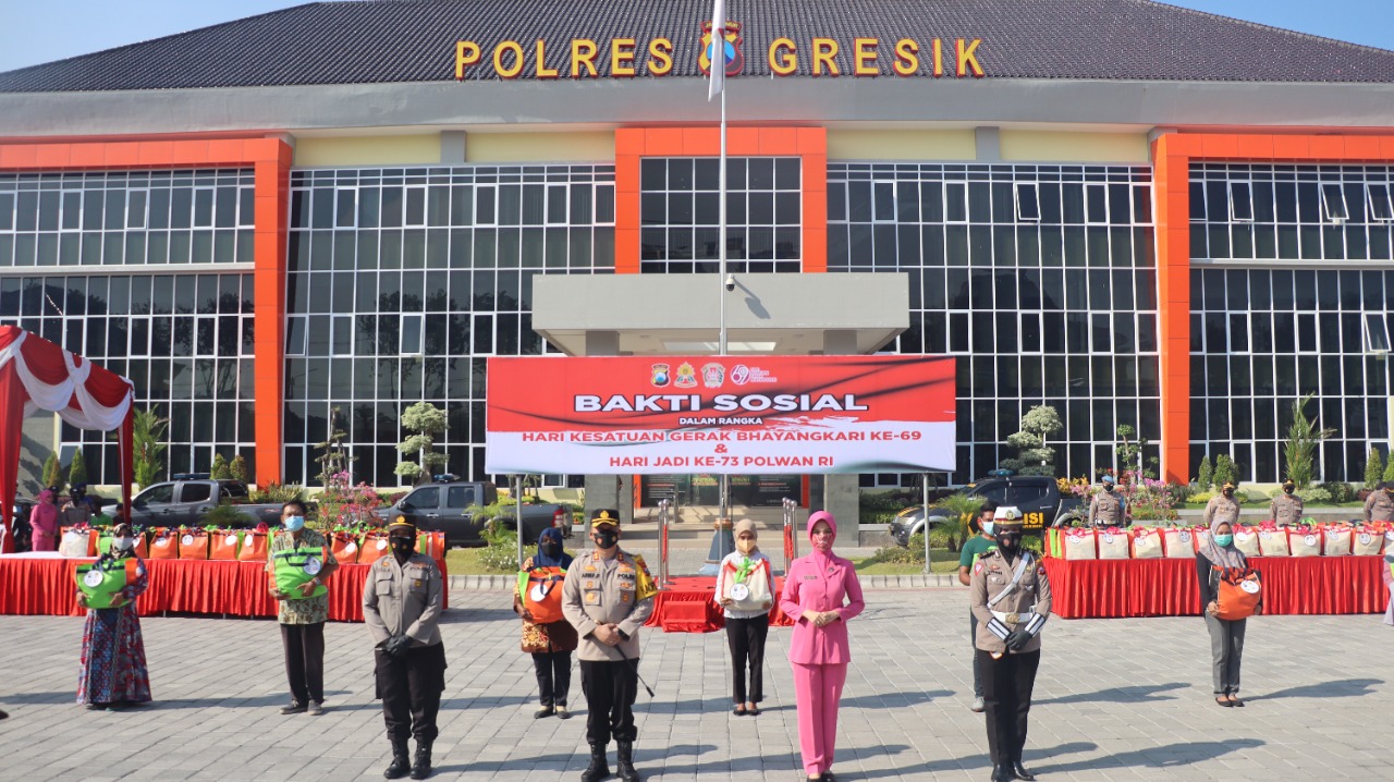 Peringati HKGB ke 69 dan HUT Polwan ke 73, Polres Gresik Salurkan 400 Paket Sembako
