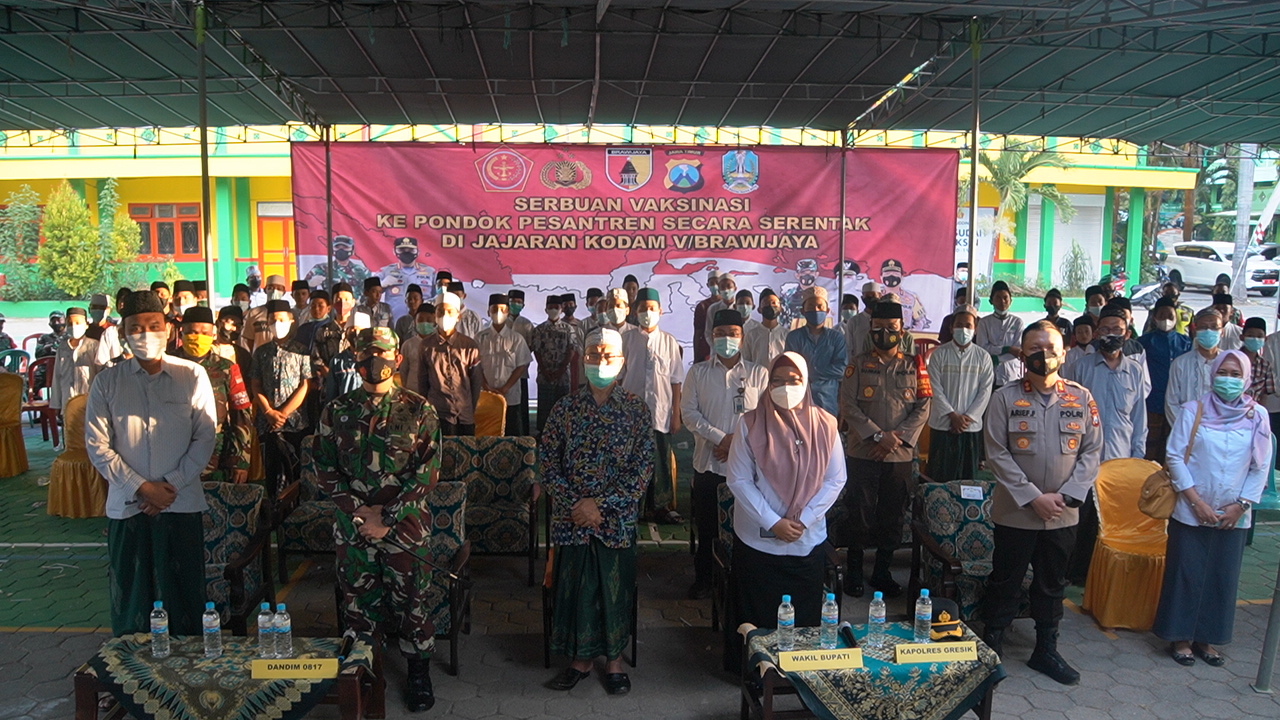 Ribuan Santri Antusias Mengikuti Serbuan Vaksininasi Covid-19 Di Ponpes Qomaruddin Bungah