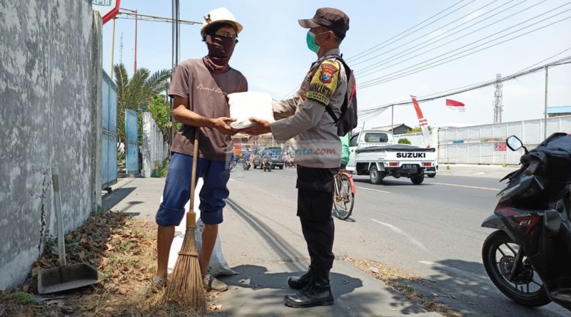 Dibawah Terik Matahari Tukang Sapu Sumringah Didatangi Polisi Gresik