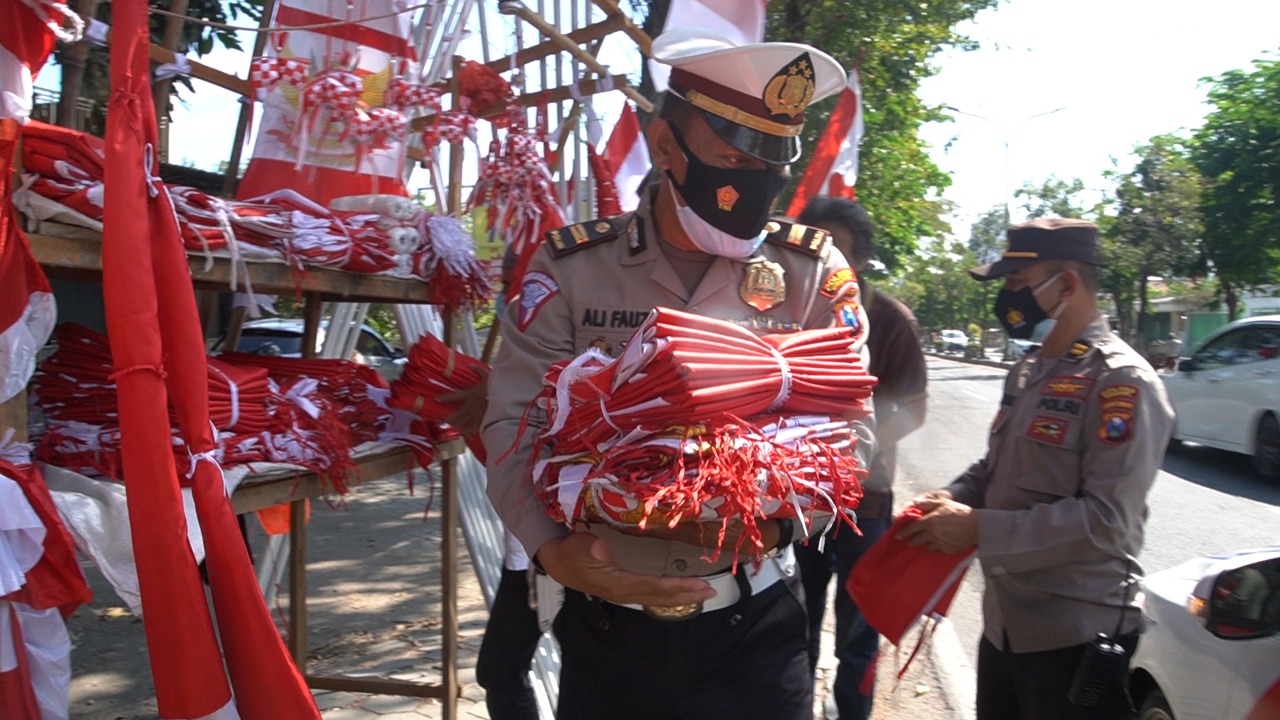 Kala Pandemi, Bahagia Penjual Bendera Dagangan di Borong Polisi Gresik ini