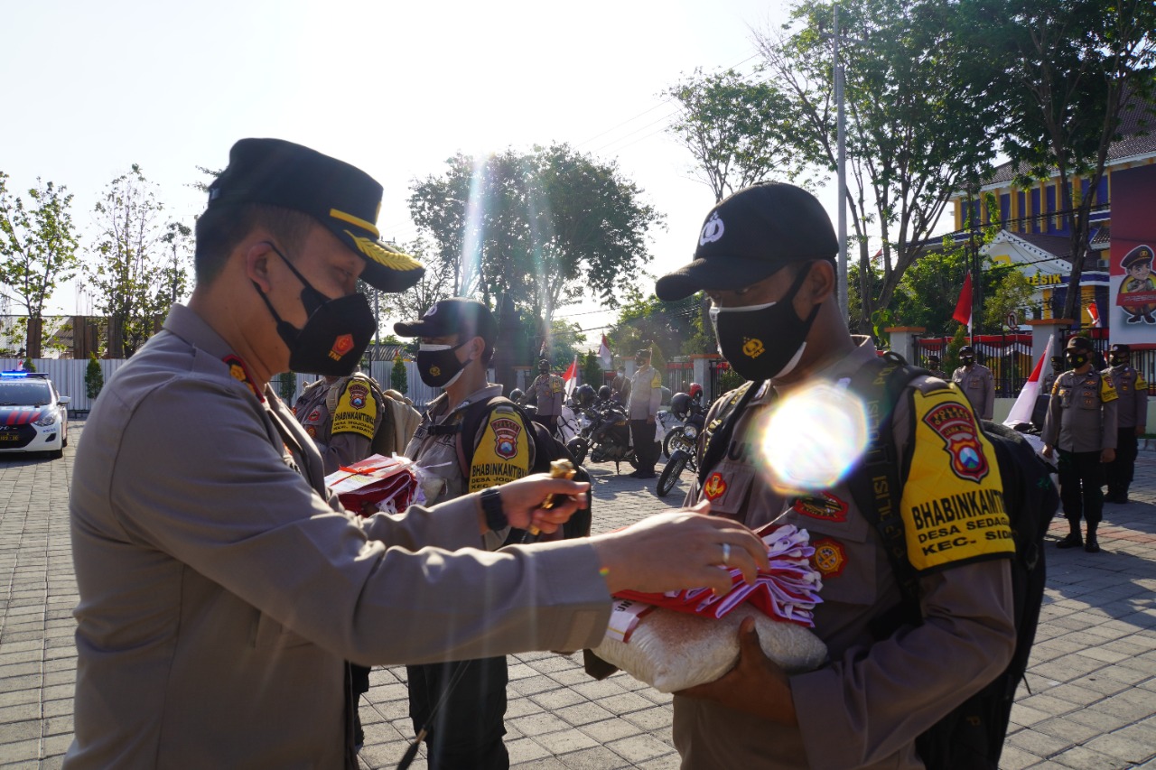 Merawat Nasionalisme, Kapolres Gresik Bagikan 1.700 Bendera Merah Putih dan Sembako Beras
