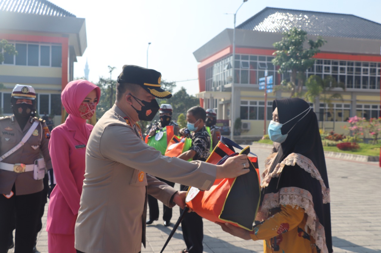 Peringati HKGB ke 69 dan HUT Polwan ke 73, Polres Gresik Salurkan 400 Paket Sembako