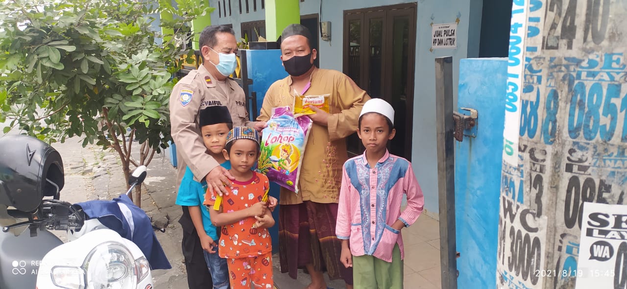 Polres Gresik Terus Salurkan Bansos