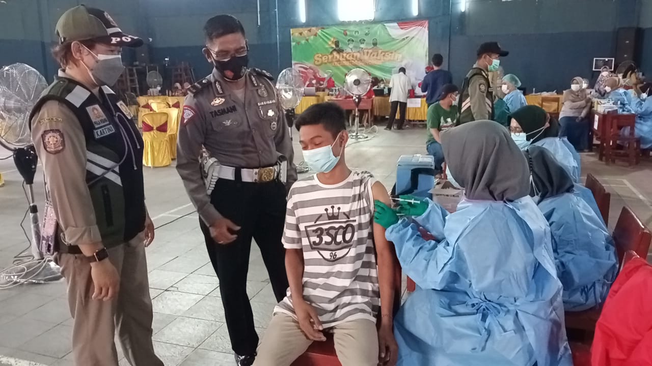 Ribuan Warga Gresik Antusias Mengikuti Serbuan Vaksinasi Merdeka di Driyorejo