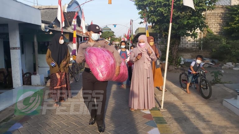 Warga Apresiasi Pak Bhabin Polsek Ujungpangkah Gresik Karena Bawa Kasur