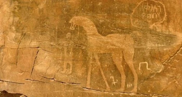 
Seni cadas di formasi batu Al Naslaa. (Saudi Archaeology)
