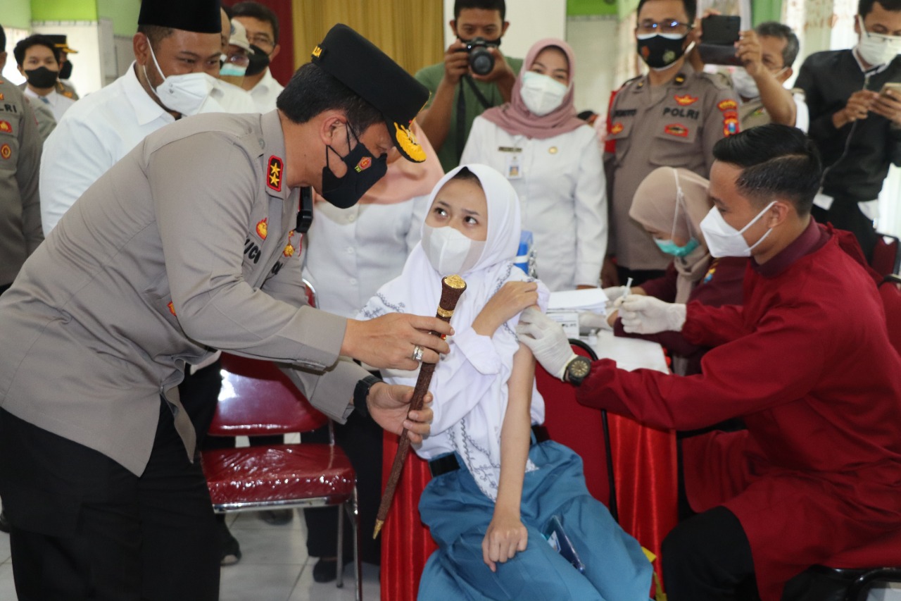 Kapolda Jatim Tinjau Vaksinasi di SMA Negeri 1 Gresik