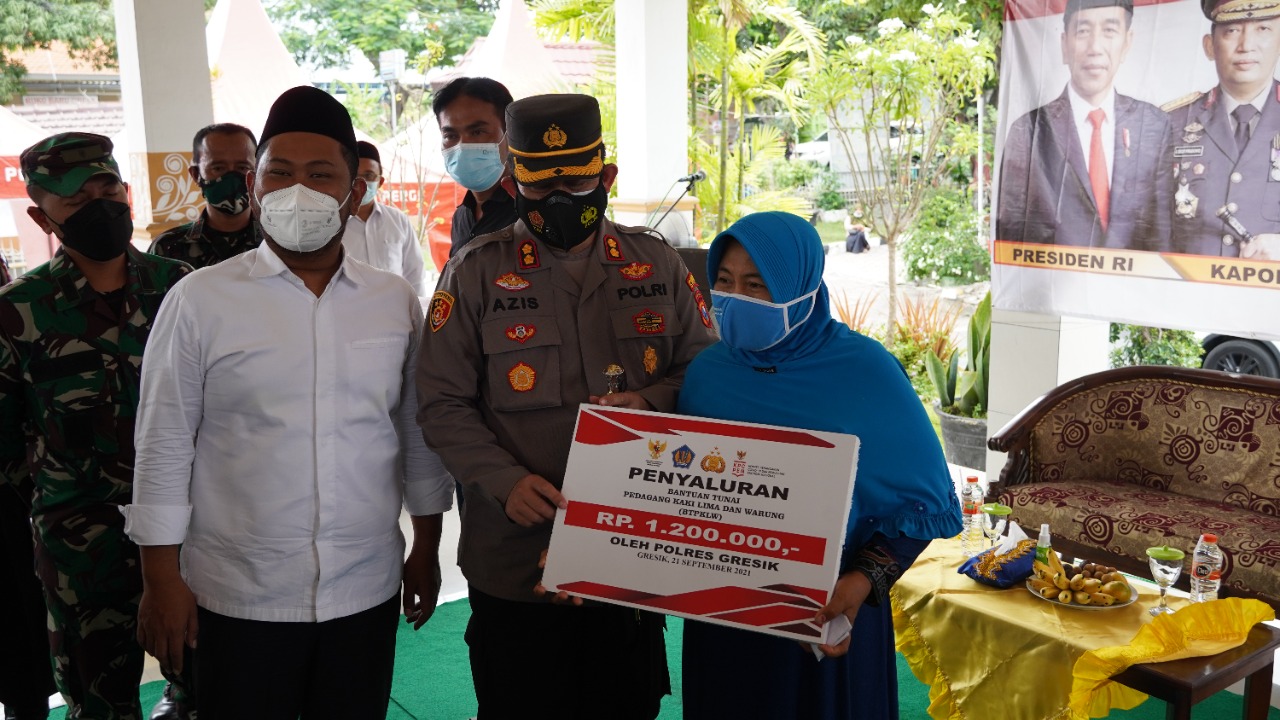 Kapolres Gresik AKBP Mochamad Nur Azis Bersama Forkopimda Salurkan Bantuan Tunai Pedagang Kaki Lima Dan Warung