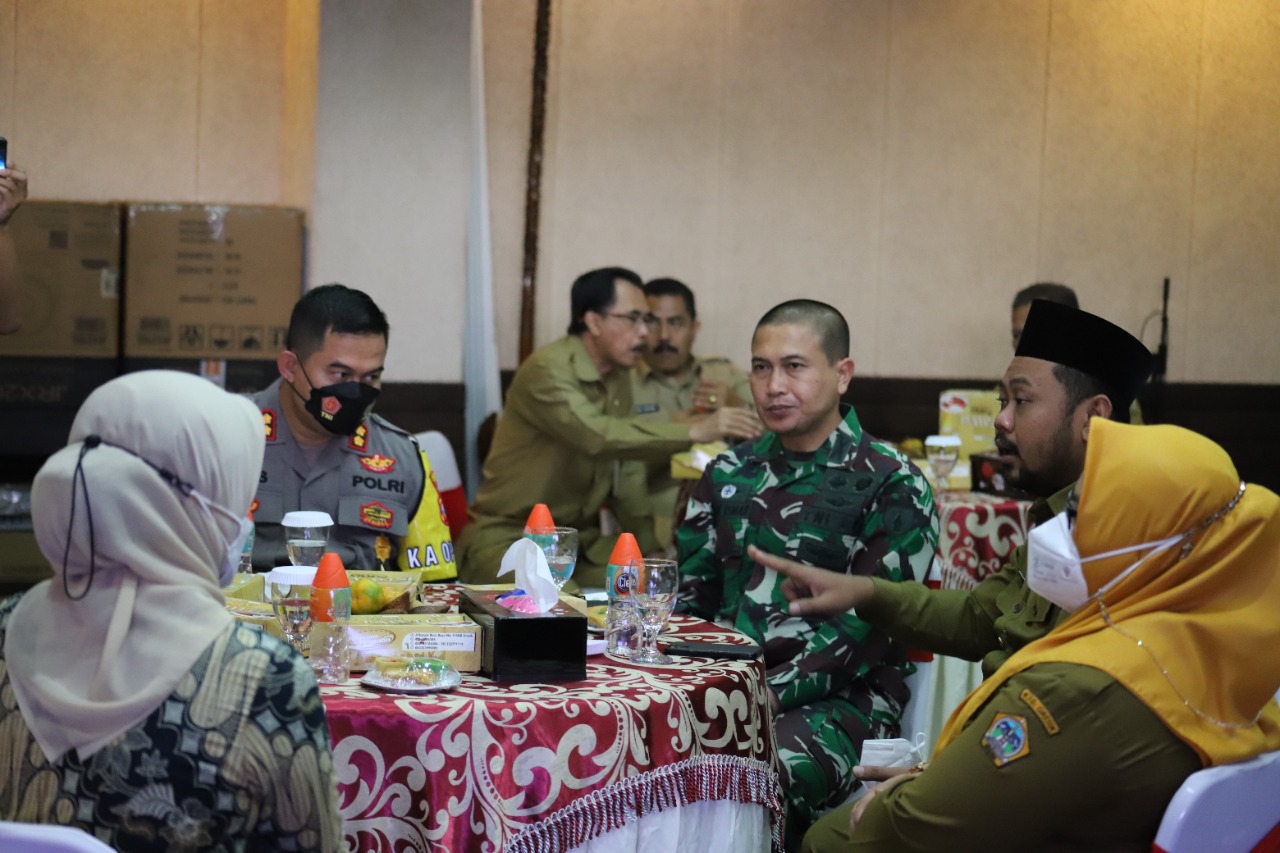 Kapolres Dampingi Bupati Gresik Terima Bantuan 102 Ribu Dosis Vaksin