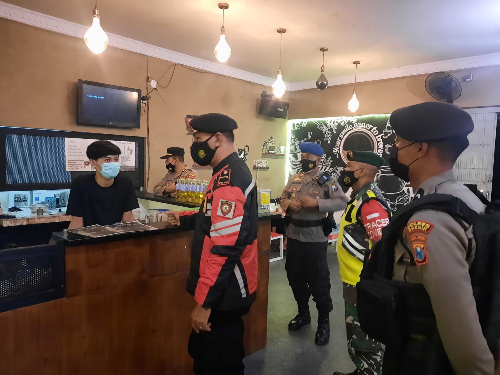 Tekan Peyebaran Covid 19, TNI-Polri Dan Satpol PP Bersinergi Giat Yustisi di Gresik