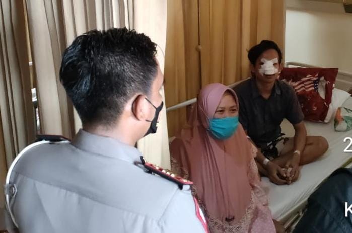 Gresspedia - Polri Peduli Bantu Korban Pengeroyokan di Gresik