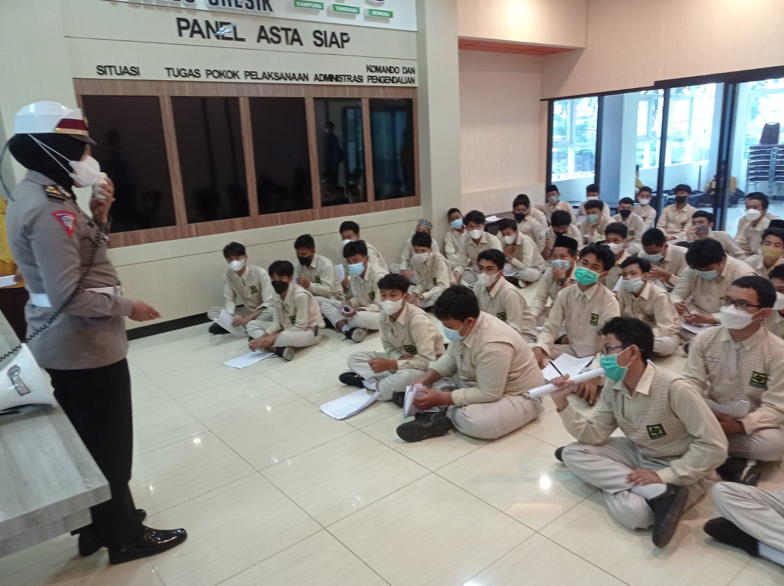Jelang PTM 100 Persen, Satlantas Gresik Beri Edukasi Berkendara Kepada Para Pelajar