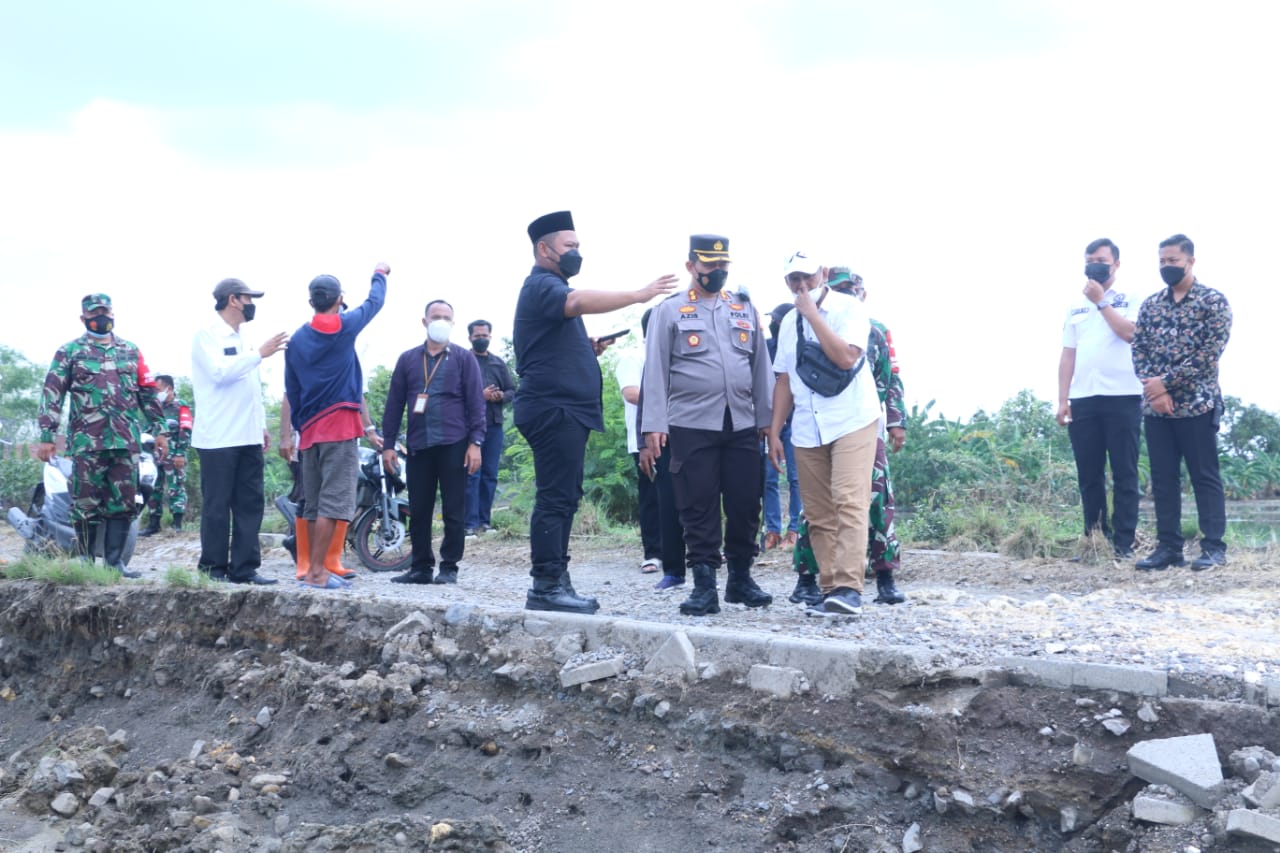 Reaksi Cepat Bupati Gresik Perbaiki Jalan Rusak Akibat Banjir