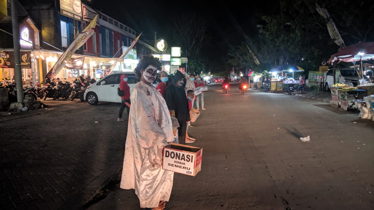 Unik Pocong dan Kuntilanak di Gresik, Ikut Aksi Sosial INSED Untuk Semeru