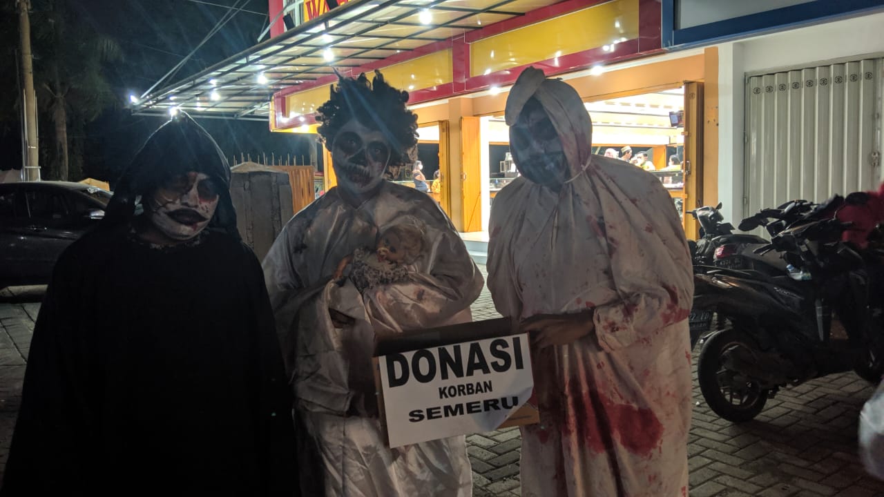Unik Pocong dan Kuntilanak di Gresik, Ikut Aksi Sosial INSED Untuk Semeru