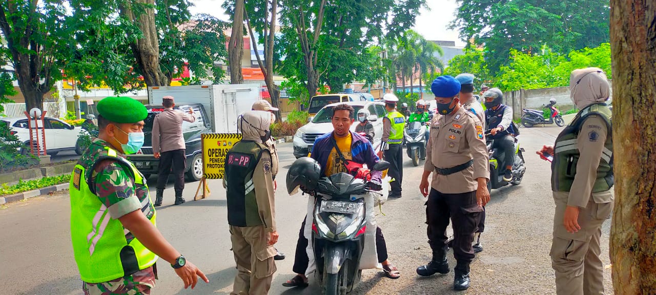 Operasi Yustisi Tegur Pengendara Tidak Pakai Masker di Gresik