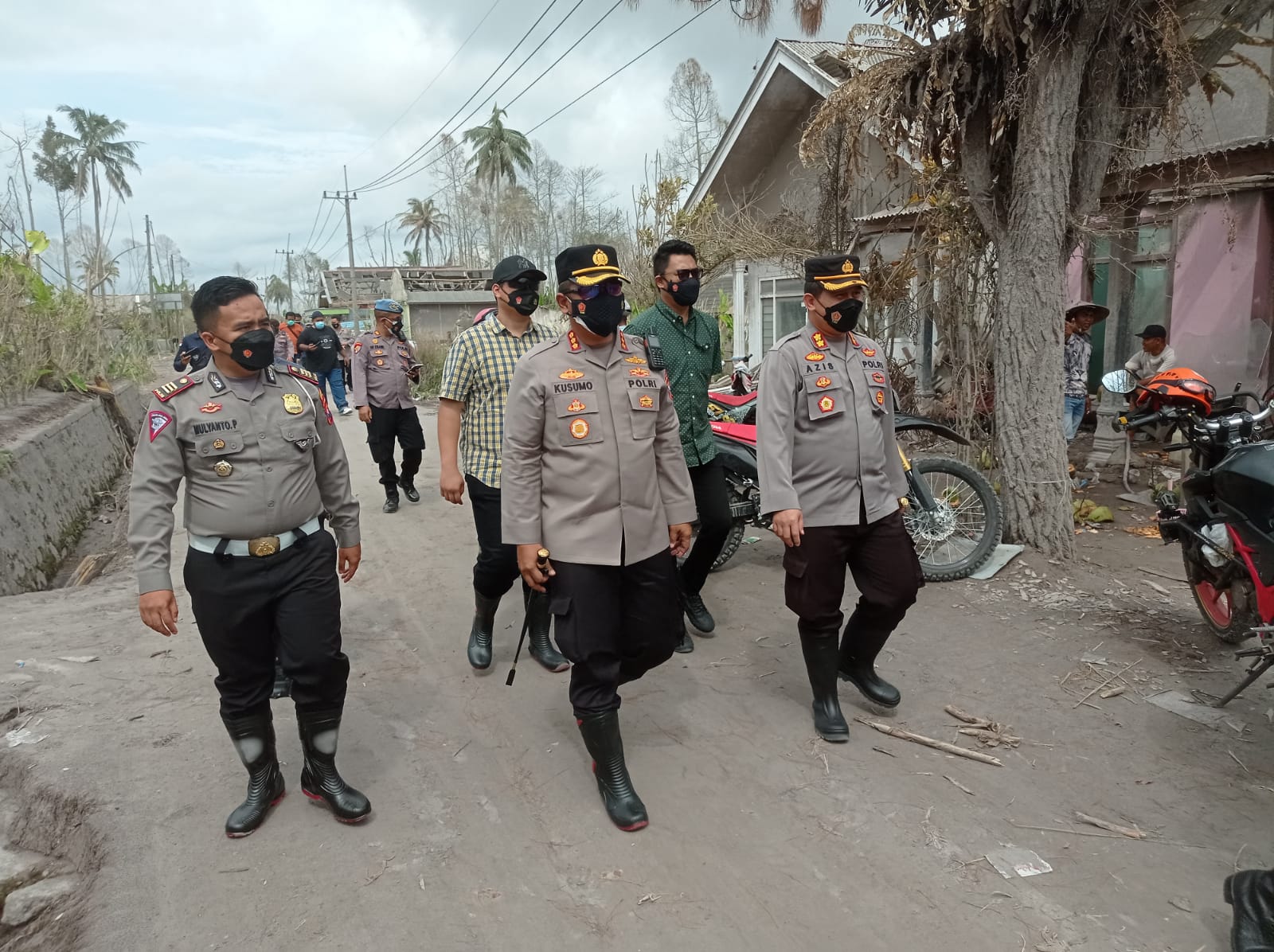 Salurkan Bantuan, Kapolres Gresik Datangi Posko Penanggal Semeru