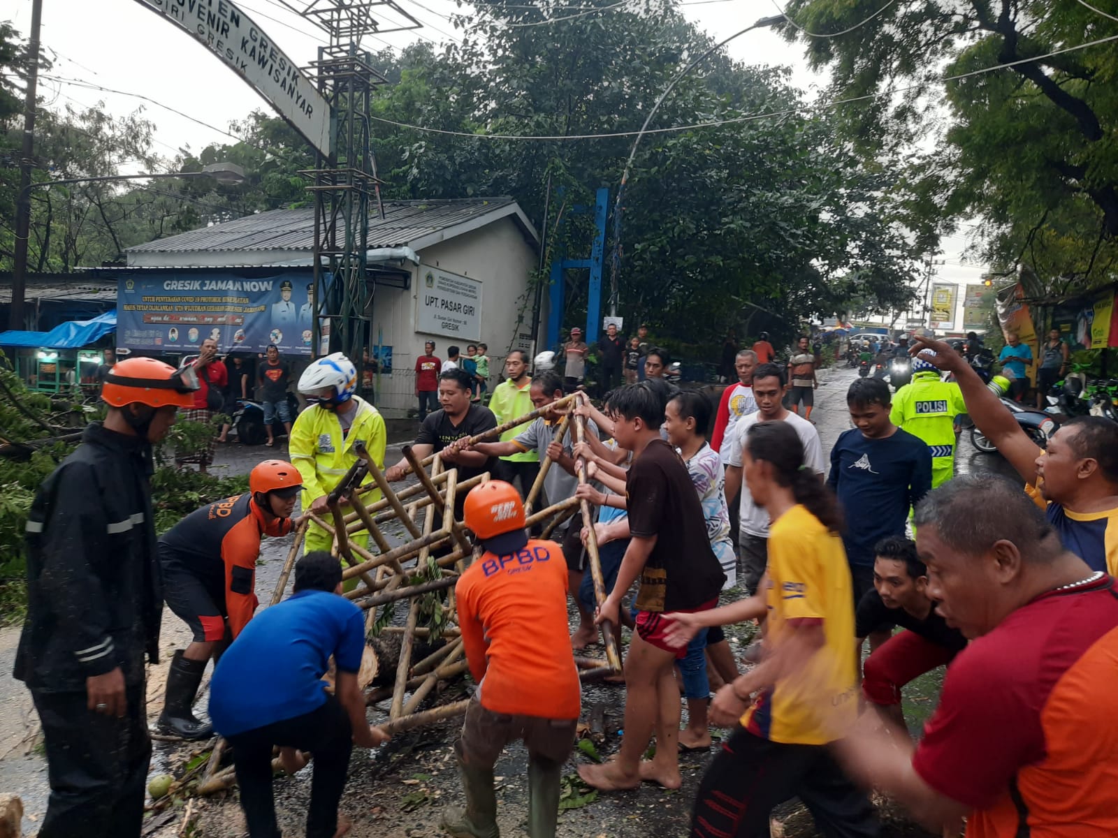 Cepat Tanggap Polres Gresik Bantu Membersihkan Pohon Tumbang