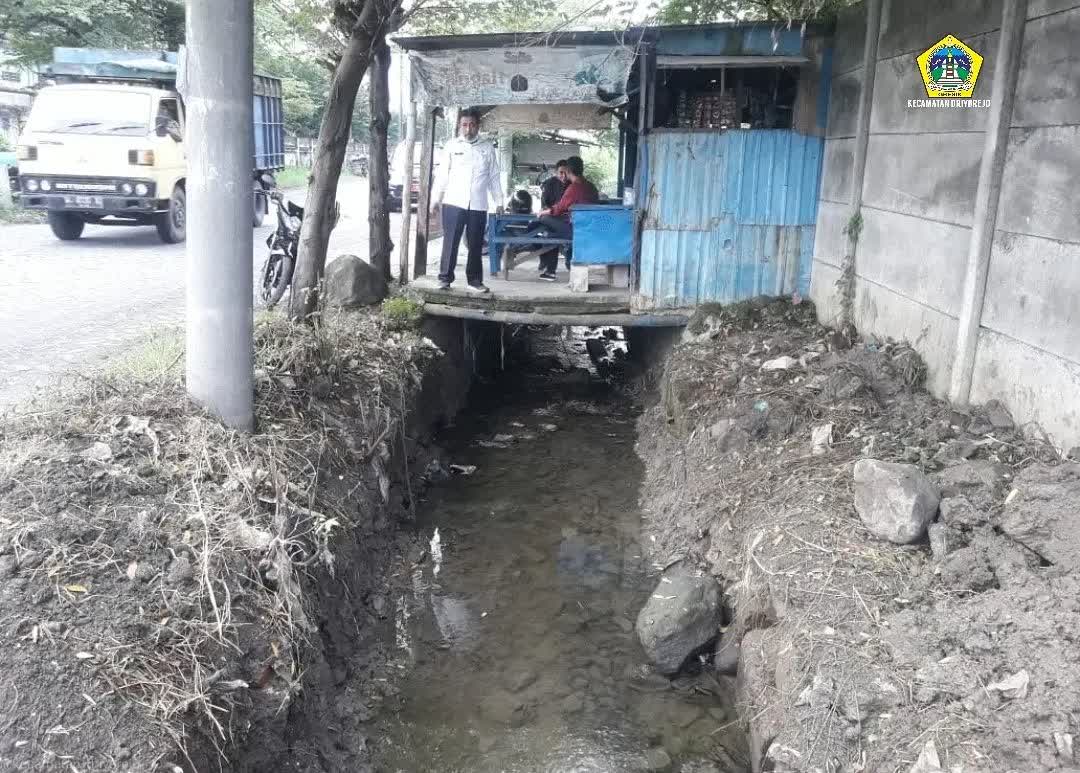 Antisipasi Banjir, Camat Driyorejo Pimpin Pengerjaan Normalisasi Saluran Air di Sumput