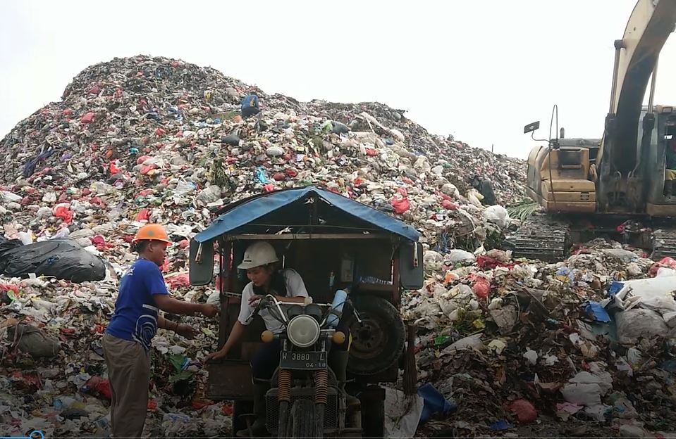 Janda Cantik 3 Anak di Gresik, Rela Jadi Pengangkut Sampah