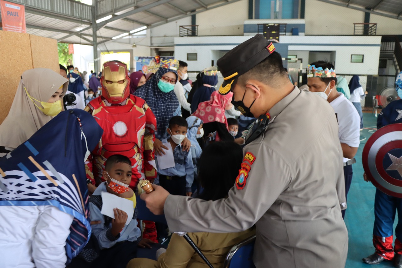 Polres Gresik Bersama Captain America dan Iron Man Vaksinasi Ratusan Pelajar SD