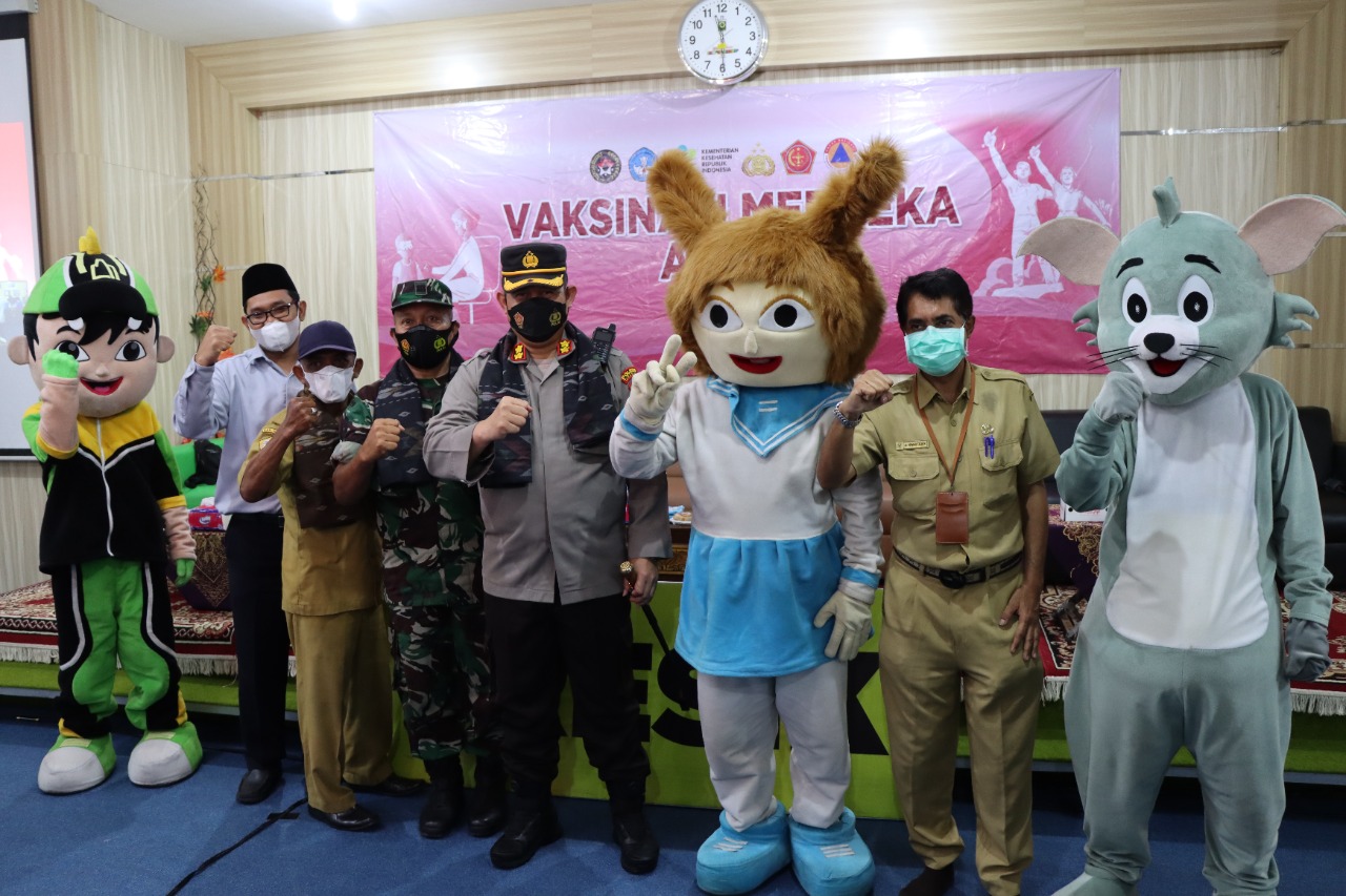 Polres Gresik Bersama Captain America dan Iron Man Vaksinasi Ratusan Pelajar SD
