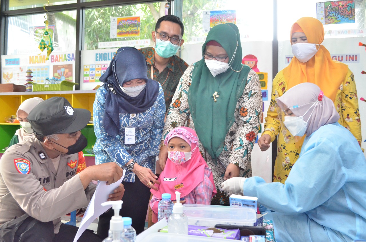 Wakil Bupati Gresik Buka Pelaksanaan Vaksinasi Anak di Desa Manyar Rejo