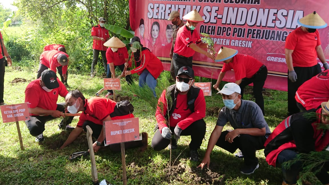Gus Yani dan Kader PDIP Tanam 1500 Pohon di Waduk Bunder Gresik