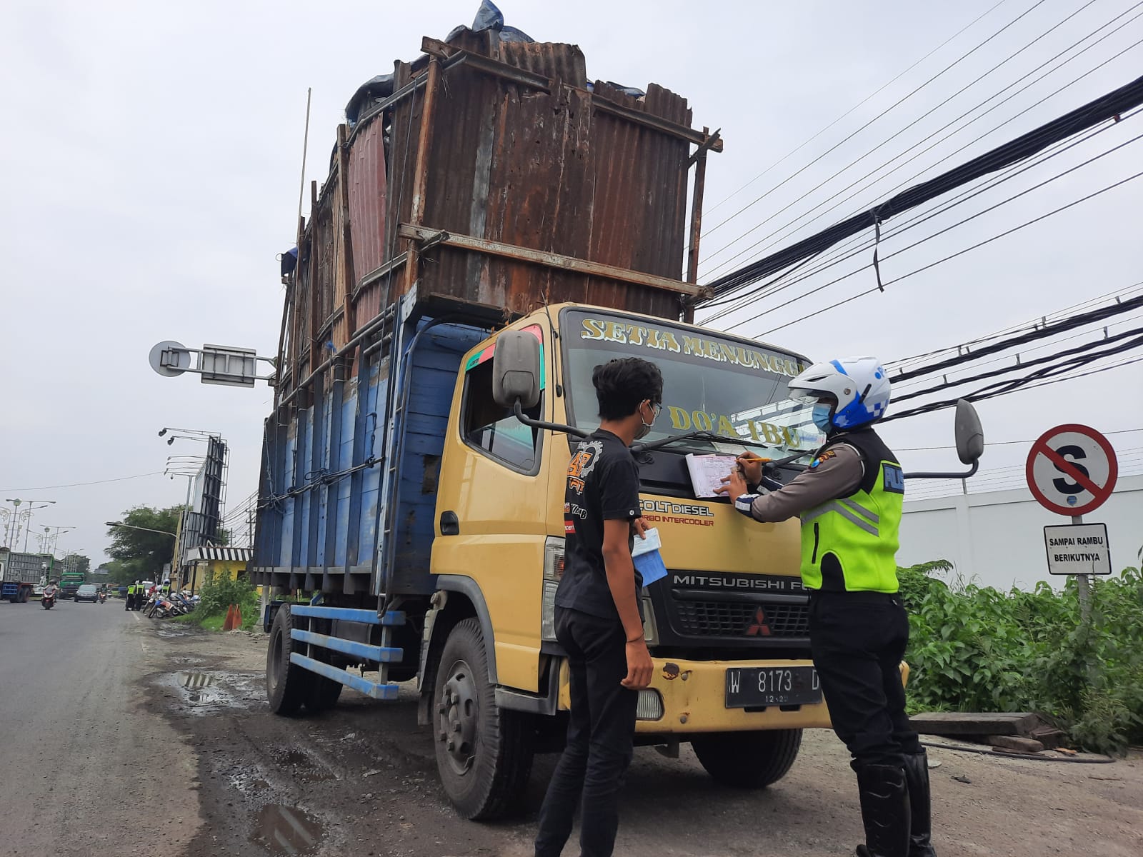 Kurangi Angka Kecelakaan, Satlantas Polres Gresik Tilang Belasan Truk ODOL
