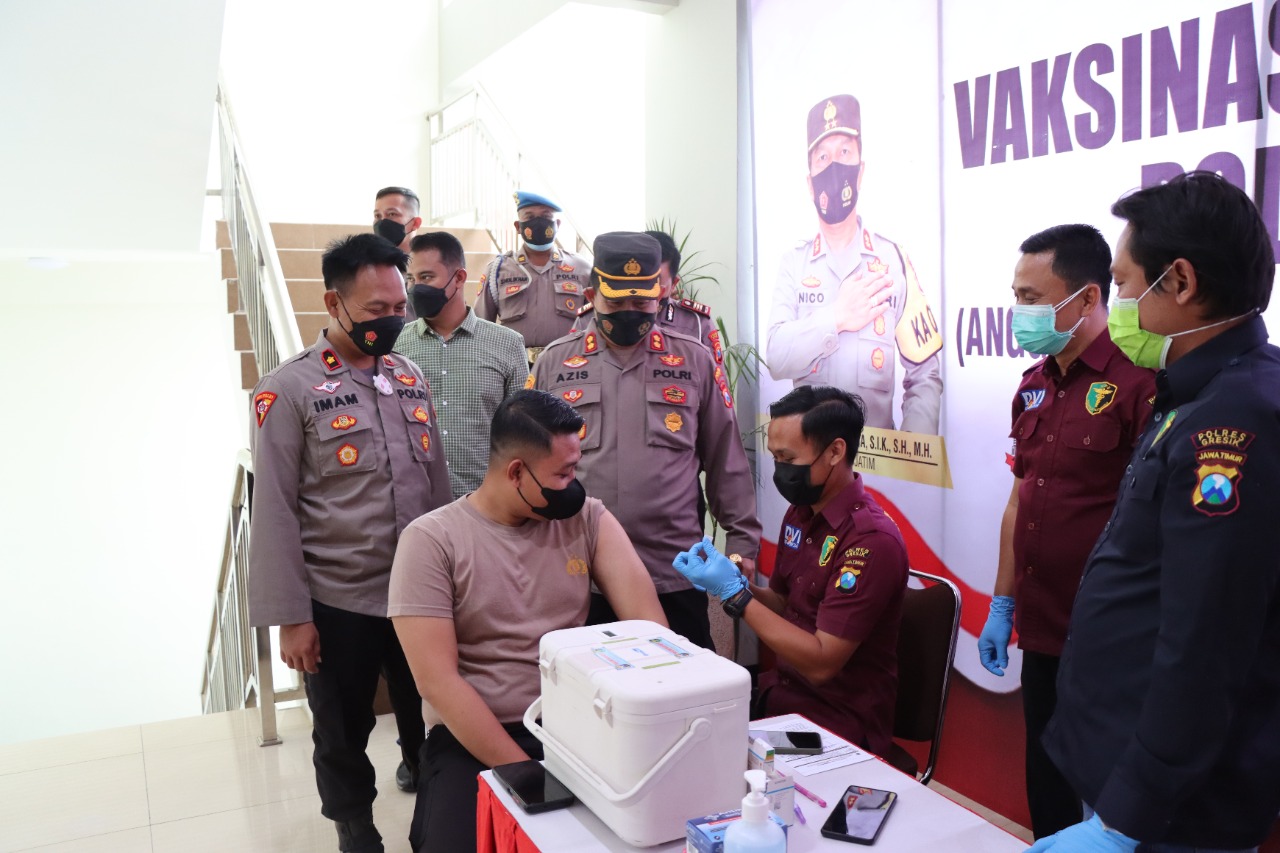 Ratusan Anggota Polres Gresik Terima Vaksinasi Booster