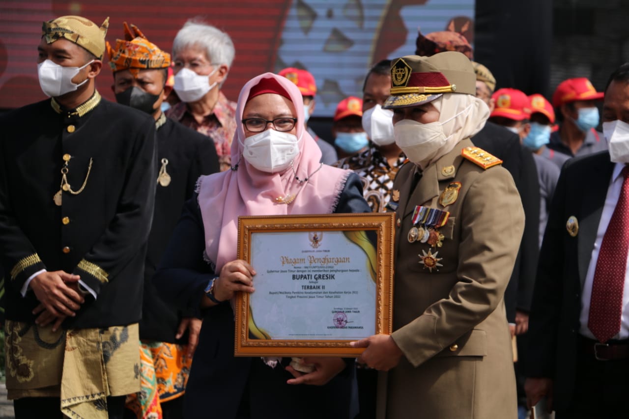 Pemkab Gresik Dan 3 Perusahaan Raih Penghargaan Dari Gubernur Jawa Timur