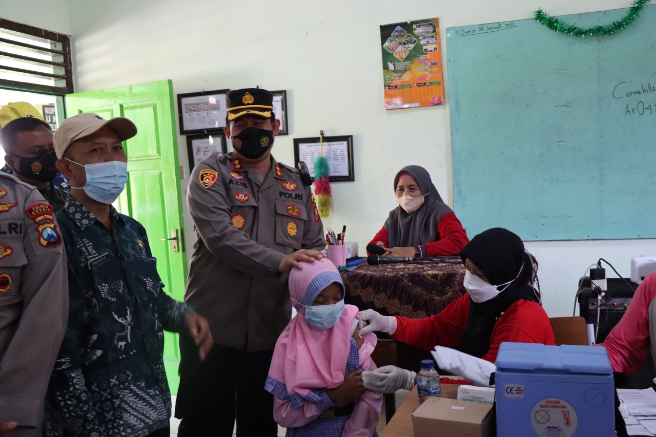 Kapolres Gresik Beri Semangat Ratusan Anak di SDN 57 Gresik
