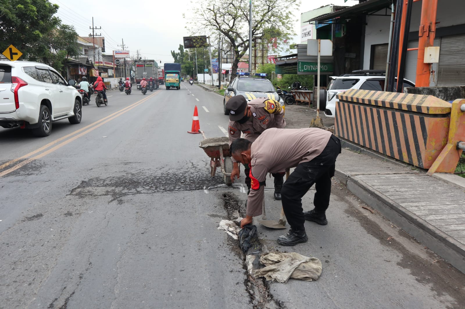 Cegah Kecelakaan, Polisi di Gresik Cor Jalan Berlubang di Jembatan Sukomulyo