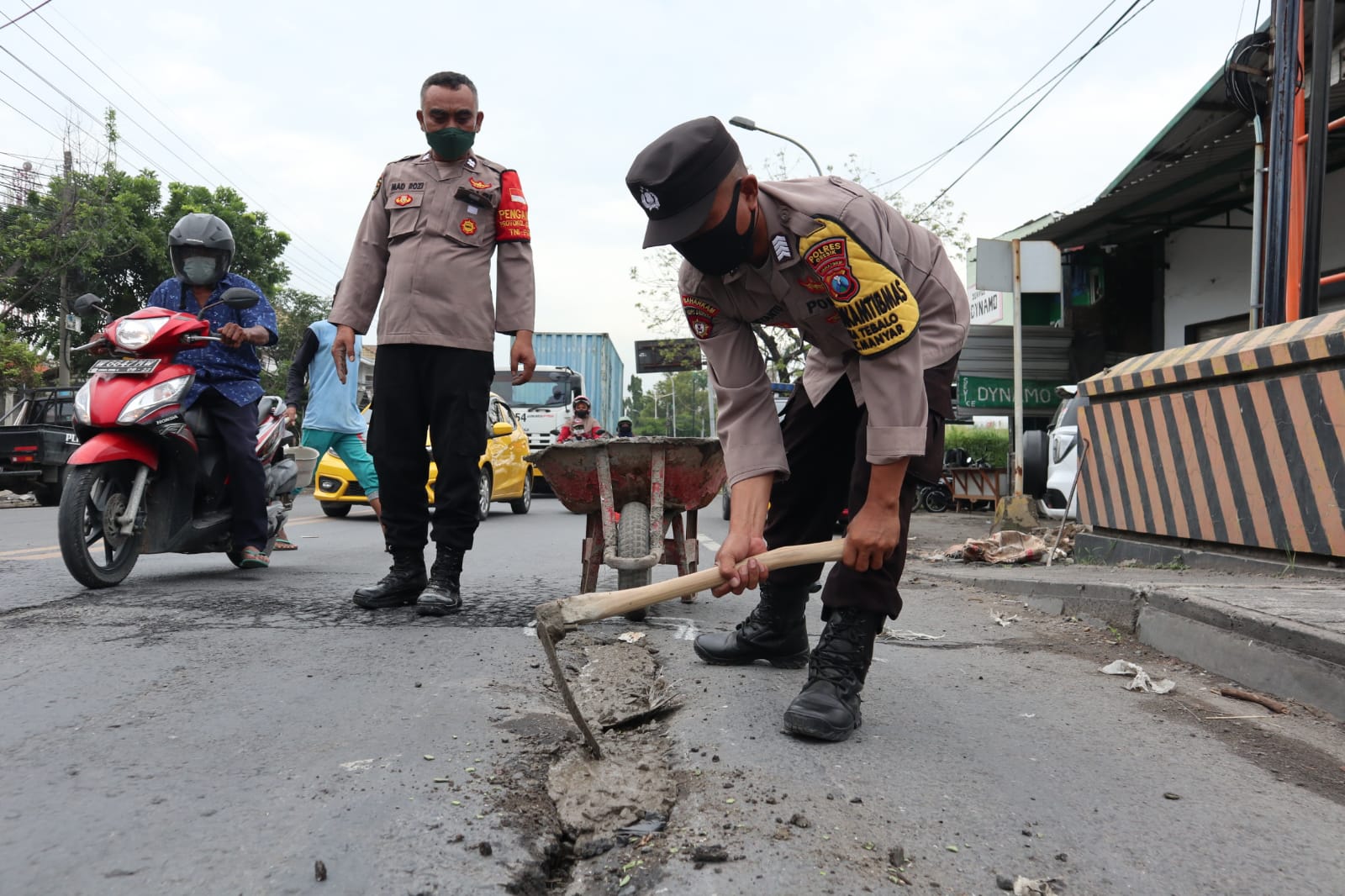 Cegah Kecelakaan, Polisi di Gresik Cor Jalan Berlubang di Jembatan Sukomulyo