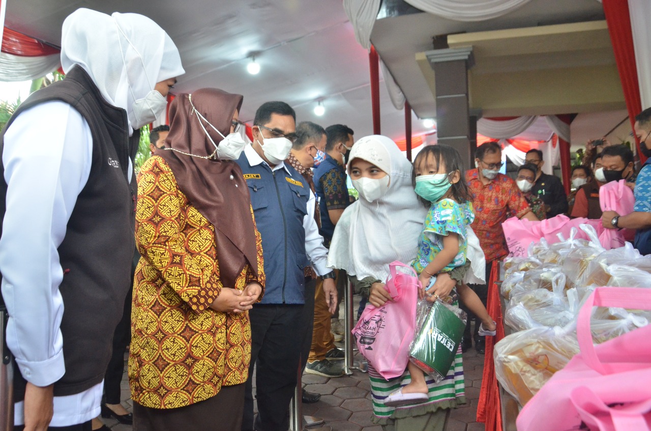 Gubernur Jatim Tinjau Operasi Pasar Minyak Goreng Murah di Gresik