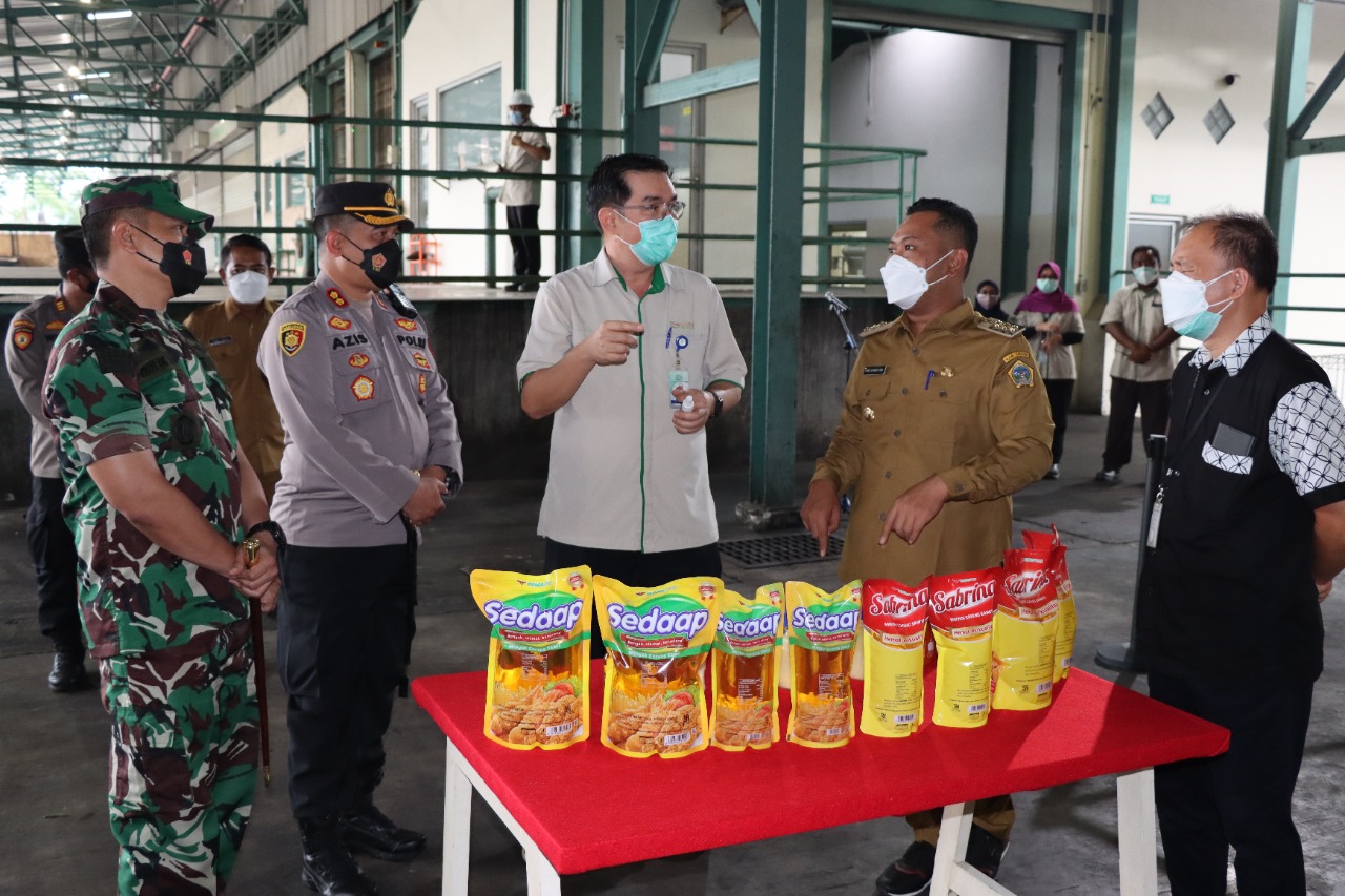 Forkopimda Jatim Bersama Kapolres Gresik Tinjau Langsung Dua Pabrik Minyak di Gresik