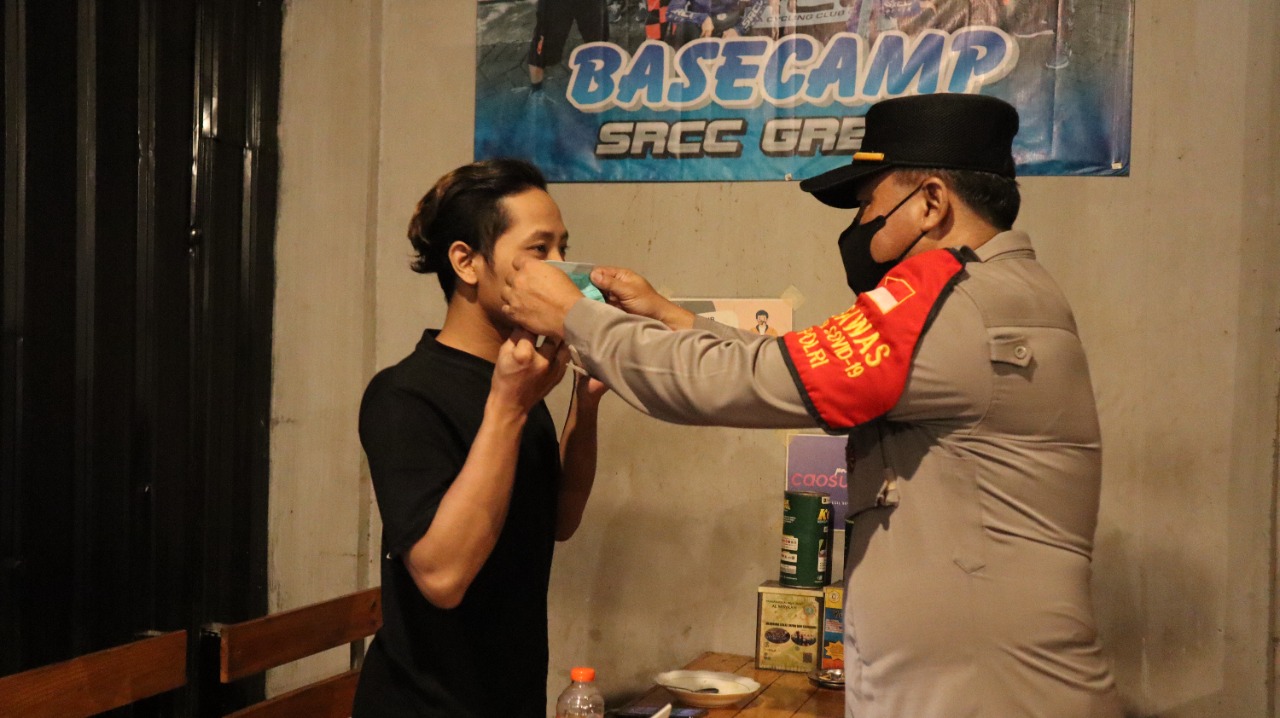 Tegakan Disiplin Prokes, Kapolres Gresik Pamor Keris Di Sejumlah Warkop