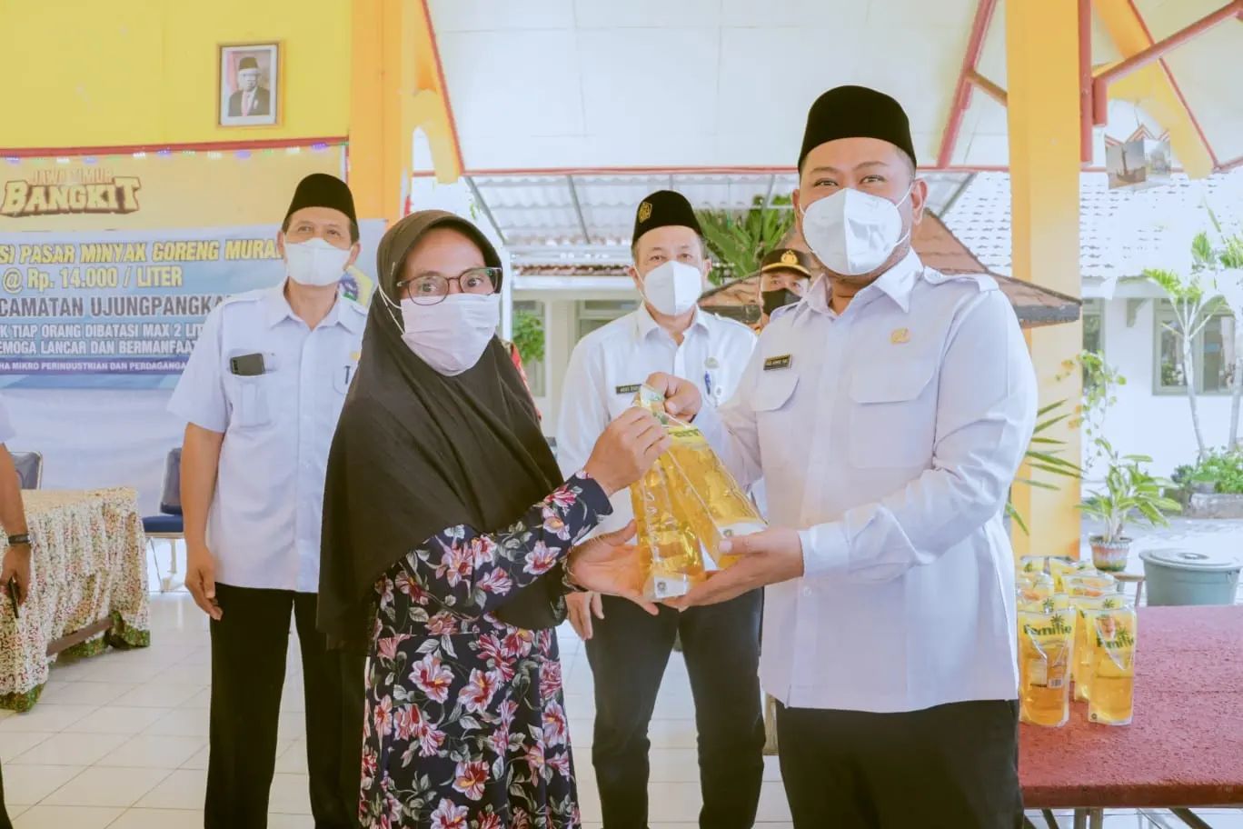 Atasi Kelangkaan, Bupati Gresik Gelar Operasi Pasar Minyak Goreng Murah di Dua Kecamatan