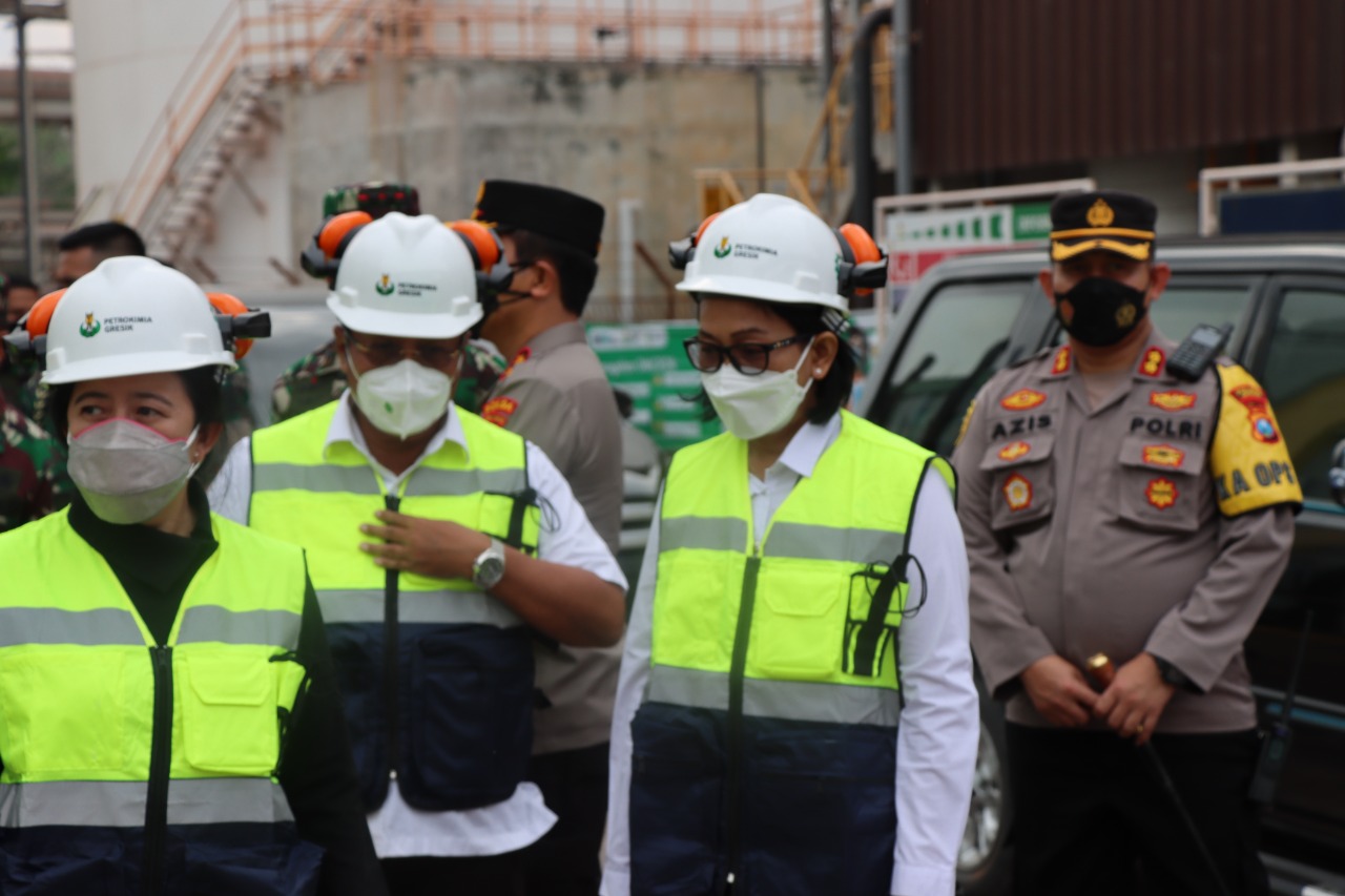 Kapolres Gresik Dampingi Ketua DPR RI Puan Maharani Tinjau Produksi Minyak Goreng