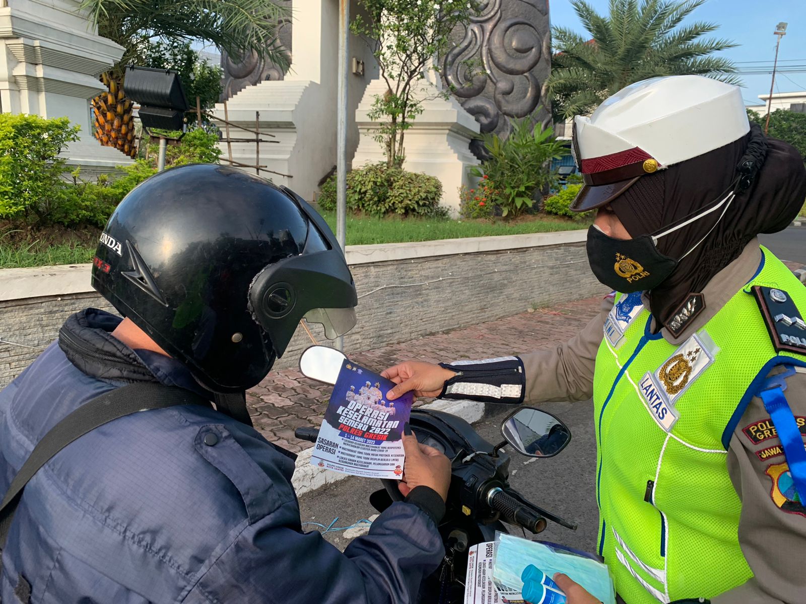 Satlantas Polres Gresik Bagikan Masker dan Handsanitizer ke Pengendara