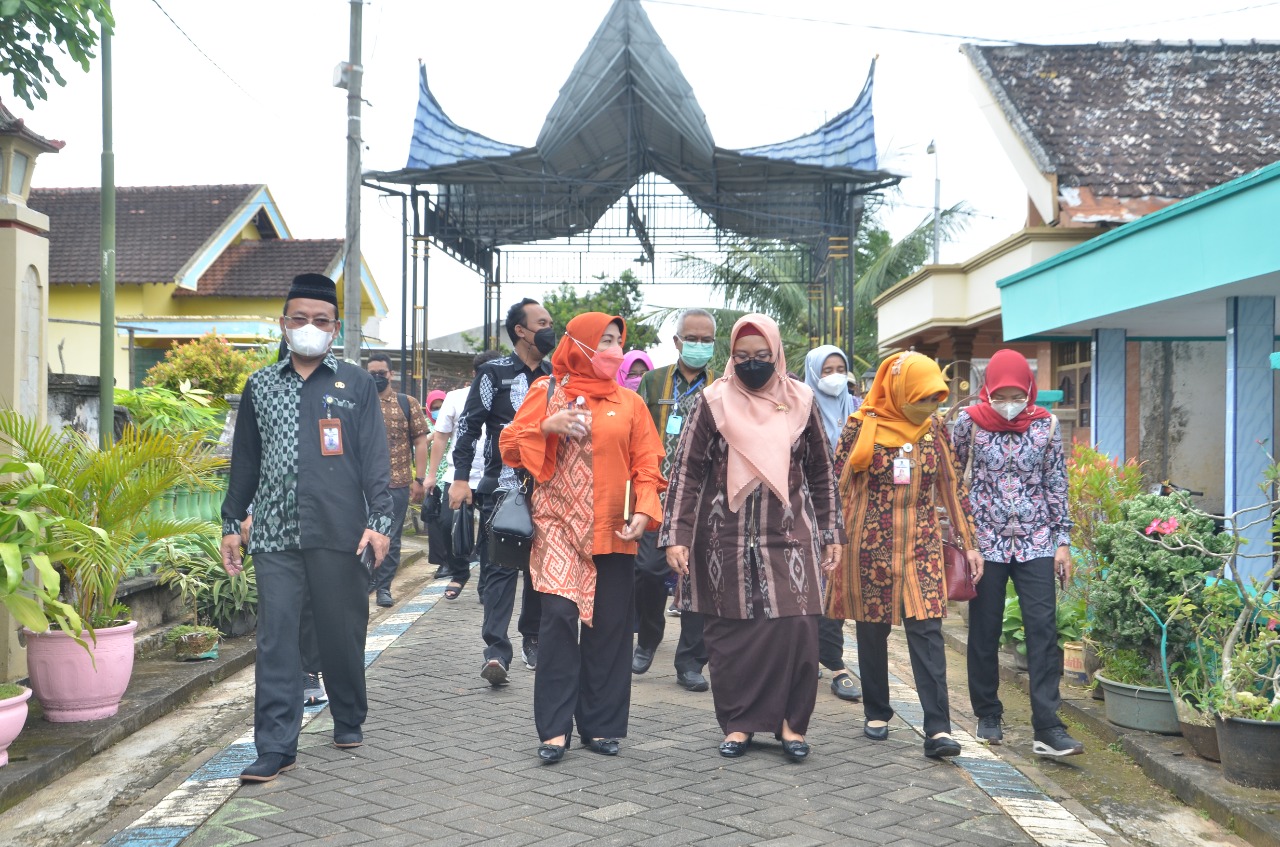 Wabup Gresik Kesemsem Melihat Lingkungan Desa Doudo Yang Bersih Asri
