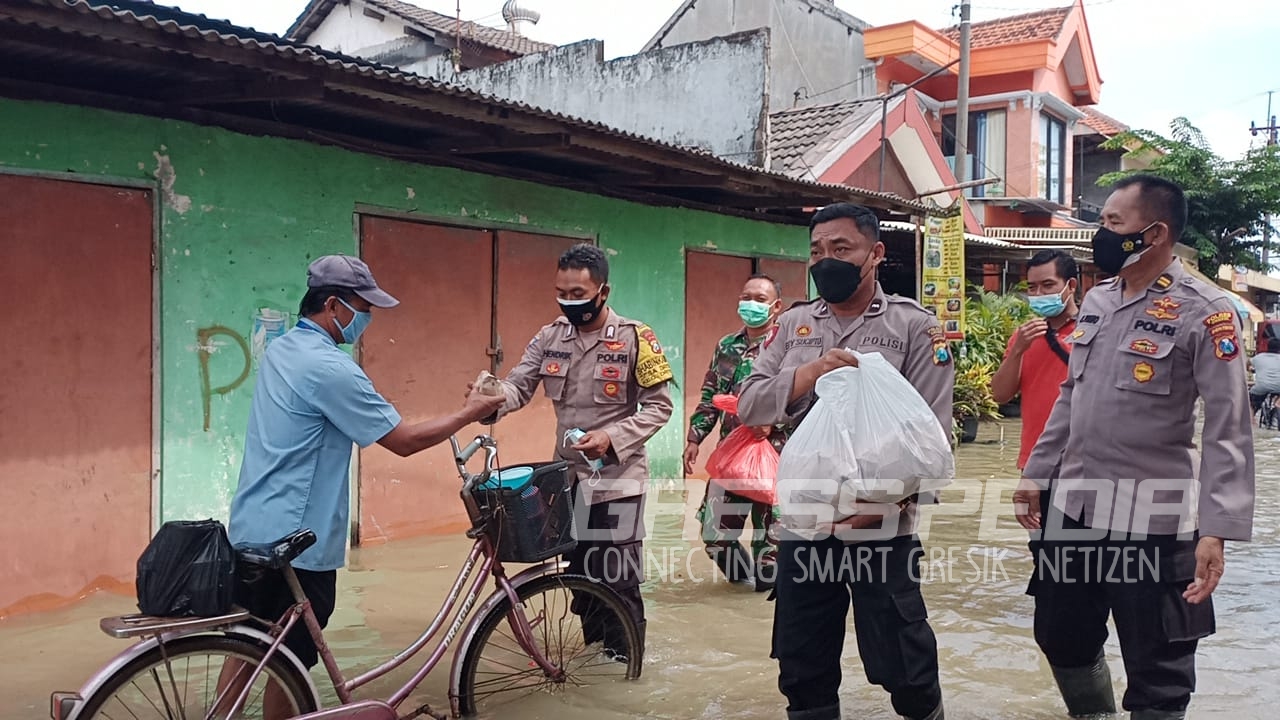 Banjir Kali Brantas, Polres Gresik Gerak Cepat Beri Bantuan Kepada Warga