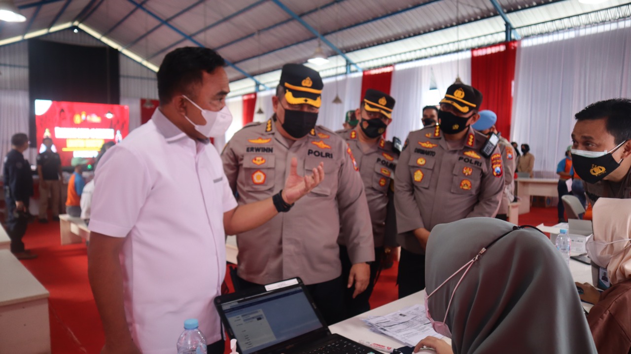 Bersama PJU Polda Jatim, Kapolres Gresik Tinjau Vaksinasi Serentak 