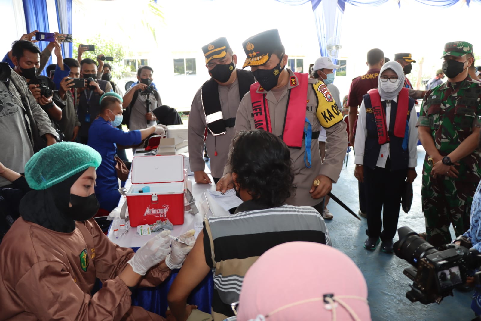 Kapolda Jawa Timur Tinjau Vaksinasi Kepada Masyarakat Pesisir di Gresik